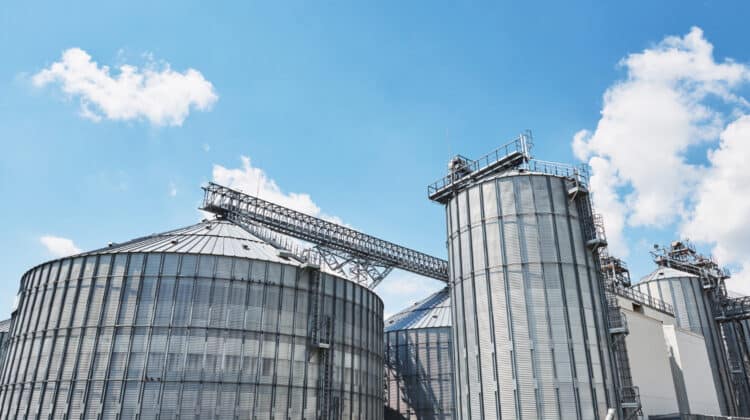 Imagem de silos industriais para simbolizar a fabricação de silos